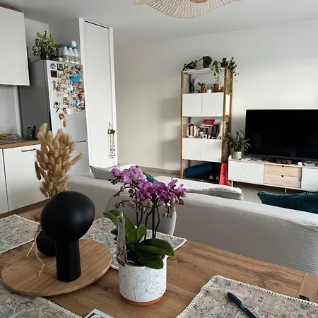 Cozy And Charming Centrally Located *